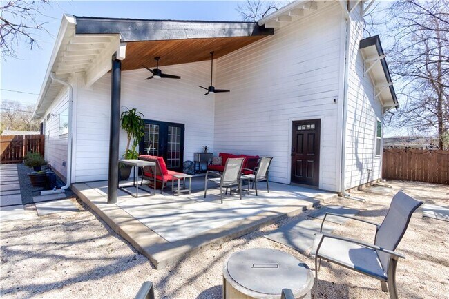 Building Photo - 2715 Zaragosa St