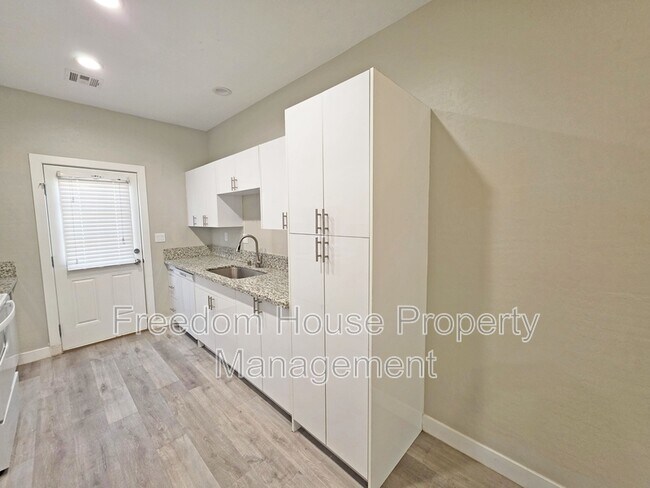 Building Photo - 1121 Sixshooter Ave