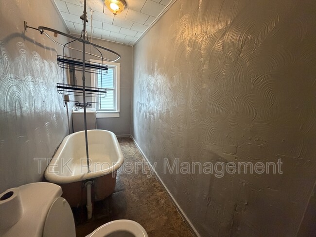 Building Photo - 195 Parsells Ave