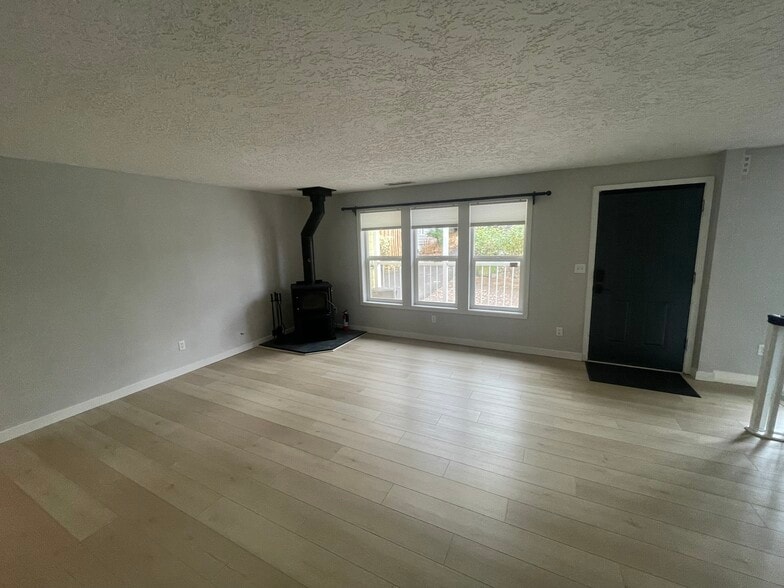 Building Photo - 3228 SW Dolph Ct