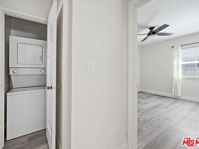 Building Photo - 908 Venezia Ave