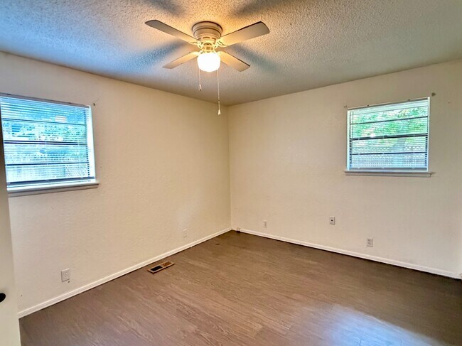 Building Photo - 6612 Crow Cir