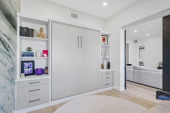 Building Photo - 200 NE 2nd Ave