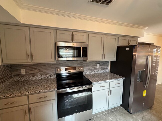 Building Photo - Beautiful home with over 2k square feet!