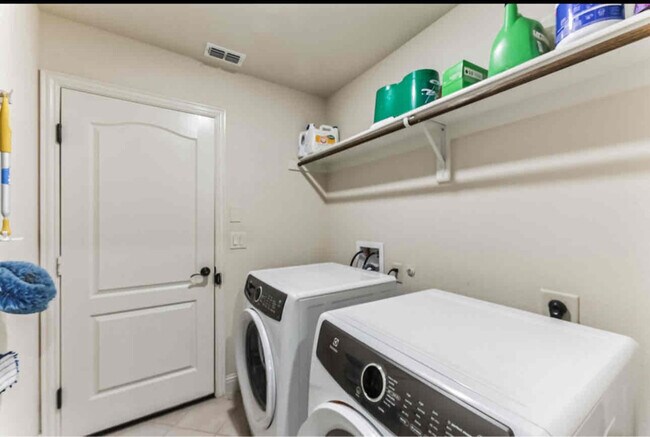 Building Photo - 207 Arborside Dr