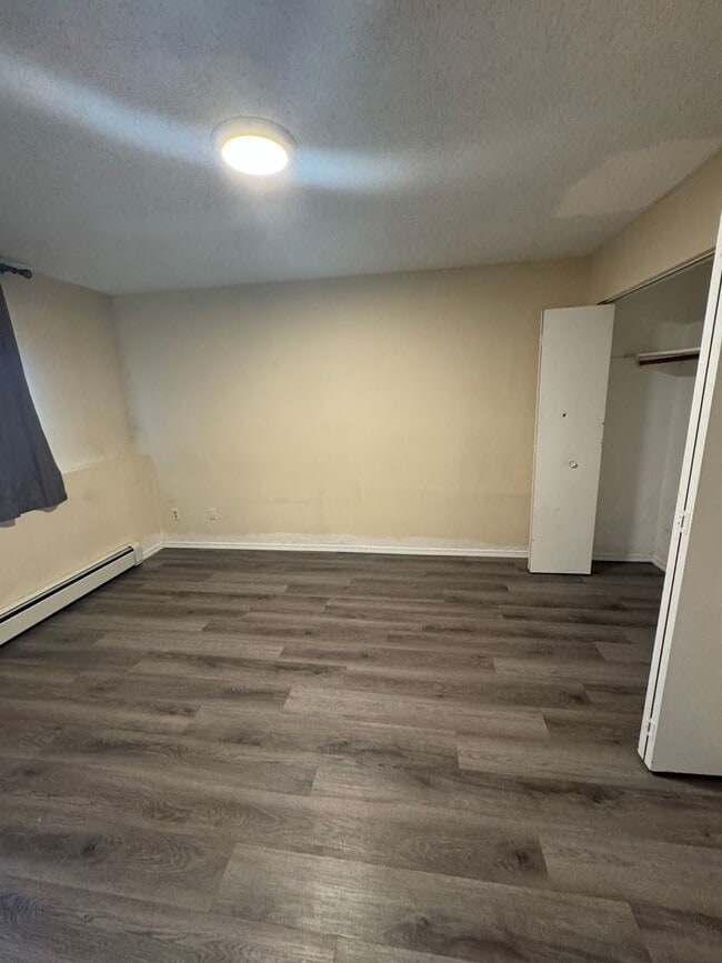 Building Photo - Updated unit in quiet 4-plex
