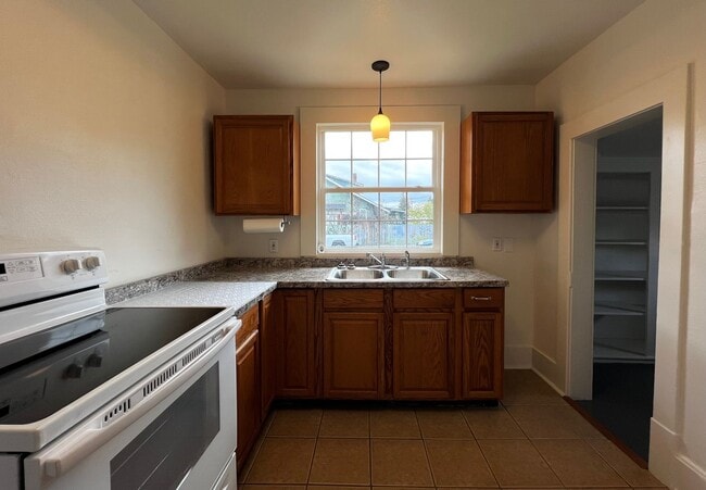 Building Photo - Non refundable and security deposit total:...