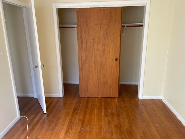Building Photo - VERY  Spacious Sunny  2 bed Heat Hw parking Inc Close to train and 57/66 bus Heat HW I6. or 9.1