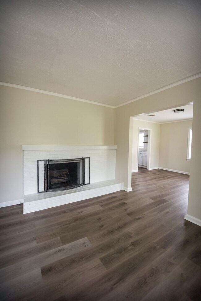 Building Photo - Beautiful home available today!