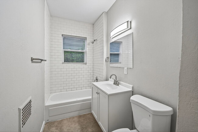 Building Photo - 812 7th St SE