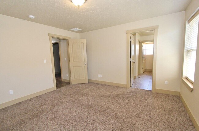 Building Photo - 1161 Kaetzel Way