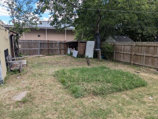 Building Photo - 3 Bed 1 Bath with fenced yard, laundry roo...