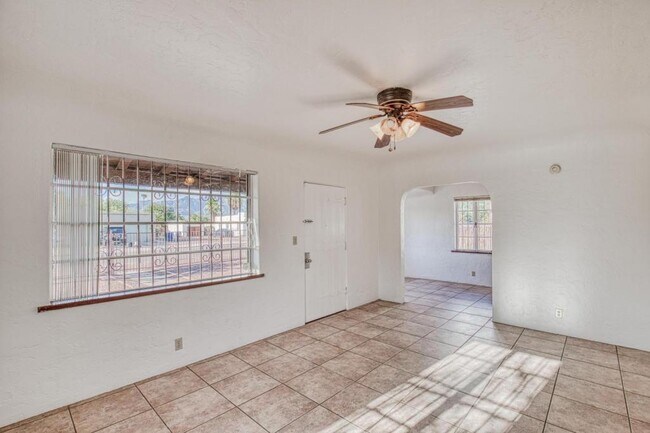 Building Photo - 1304 E Linden St