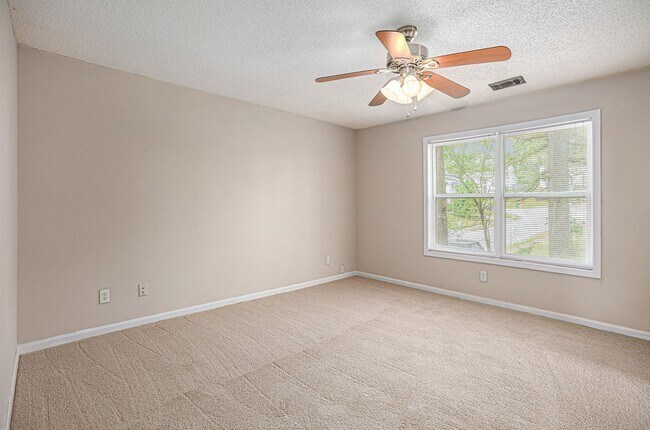 Building Photo - 3 bdrm  2.5 bath in Stone Mountain