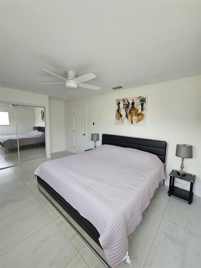 Building Photo - 1001 SE 14th Dr