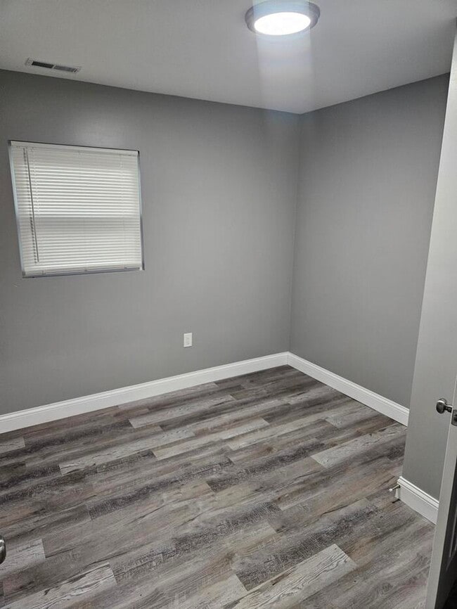 Building Photo - Beautifully rehabbed home