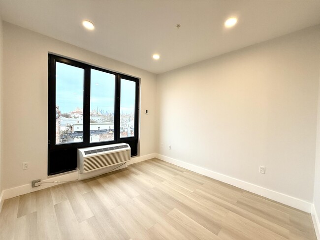 Building Photo - 320 Forrest St