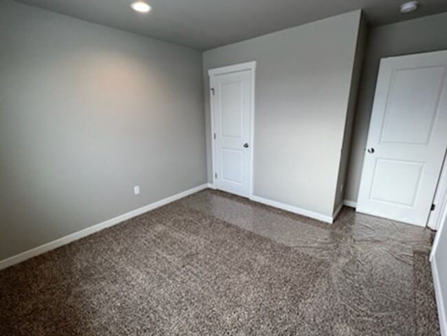 Building Photo - 3 bed/2 bath rambler style home! Attached garage, fenced back yard & A/C!