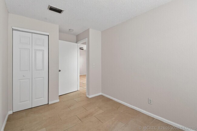 Building Photo - 1618 W 26th Ct