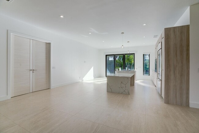 Building Photo - Modern Home in Palm Beach Gardens, Just Minutes from Juno Beach