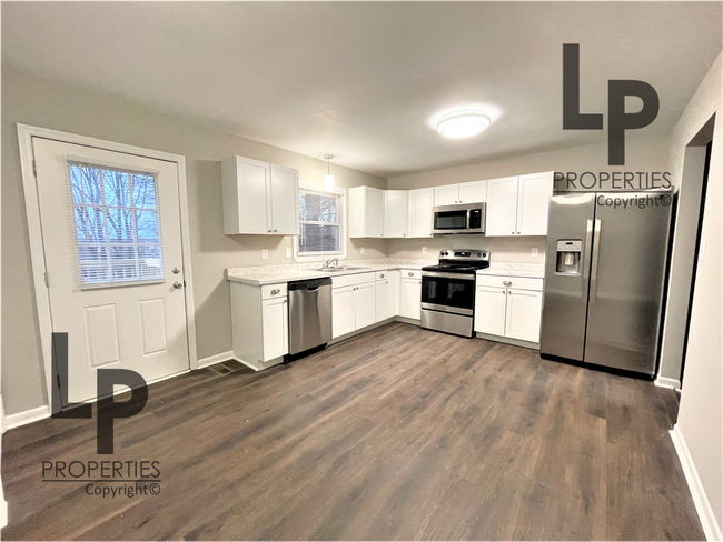 Building Photo - 3681 Claredon Dr