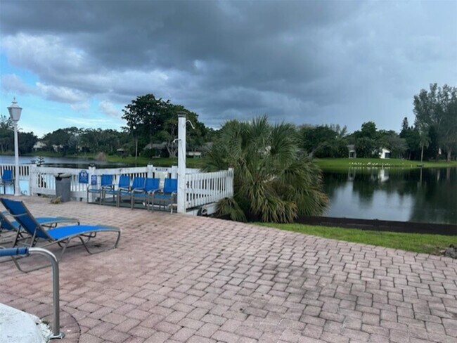 Building Photo - 3720 Inverrary Dr