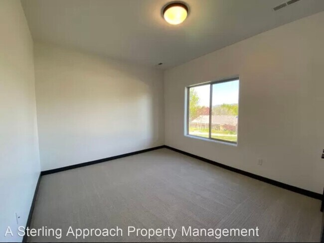 Building Photo - Close to Micron! Luxury Town Home With Two...