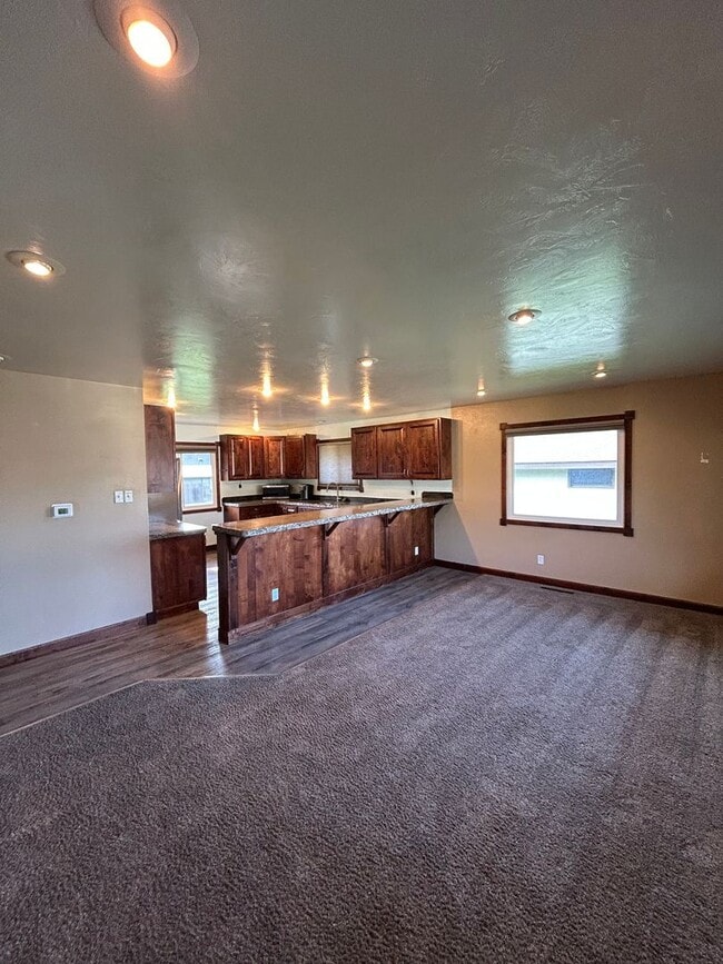 Building Photo - 3470 S Hillcrest Dr