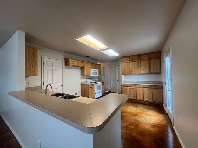 Building Photo - Large 3/2/2 Duplex with Easy Access to IH ...