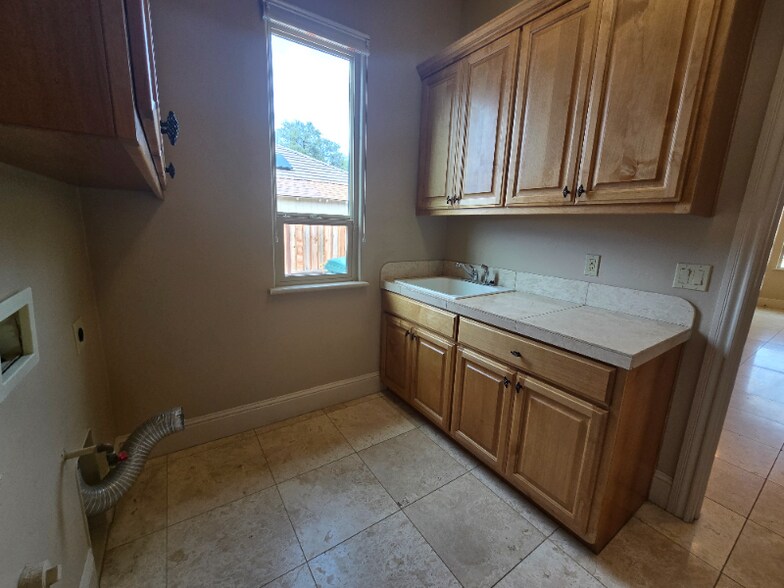 Building Photo - 3766 Mira Loma Dr