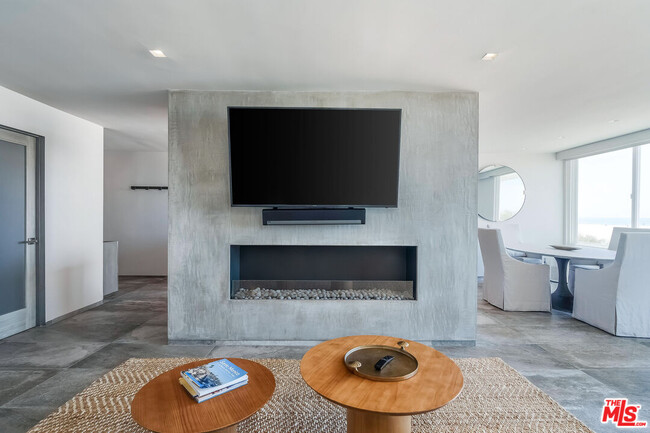 Building Photo - 723 Palisades Beach Rd