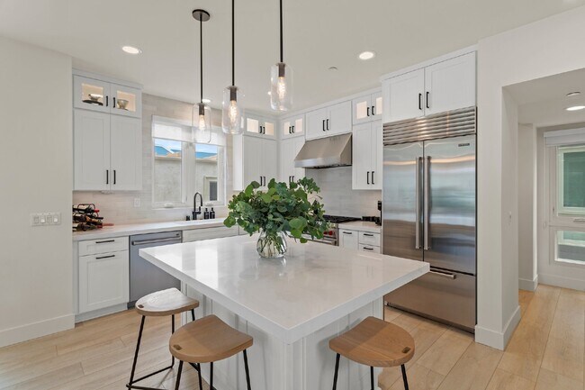 Building Photo - Contemporary luxury in a prime beachside l...