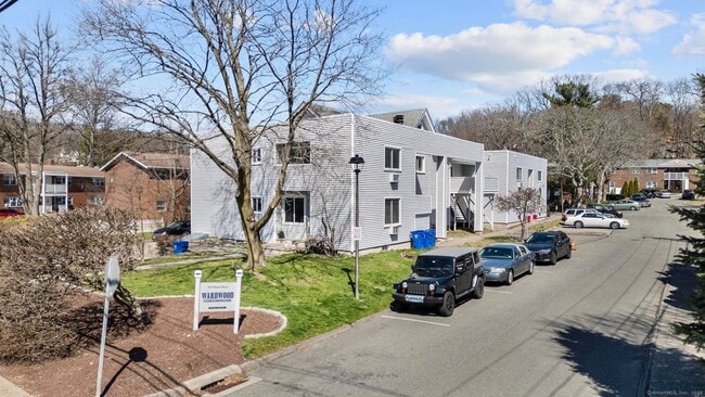 Building Photo - Newly Renovated 1 Bedroom Apartment