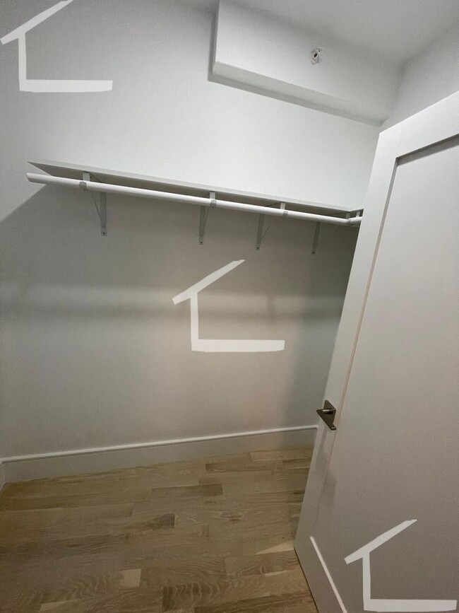 Building Photo - Huge 3 bed in Washington square