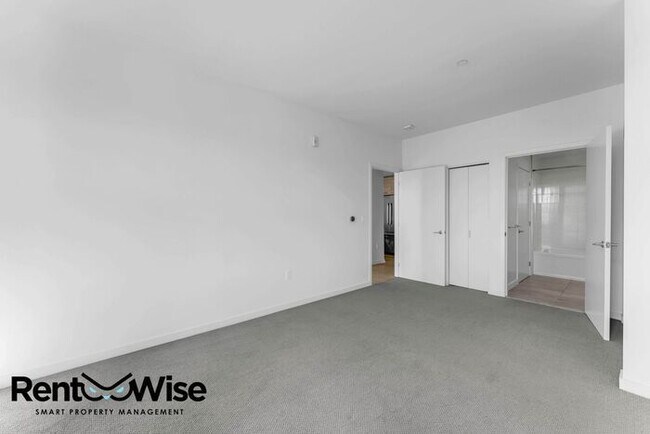 Building Photo - 451 Donahue St