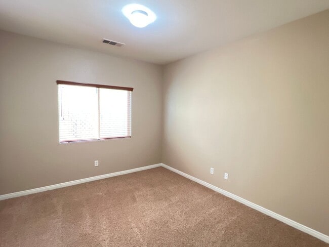 Building Photo - Northwest Bakersfield