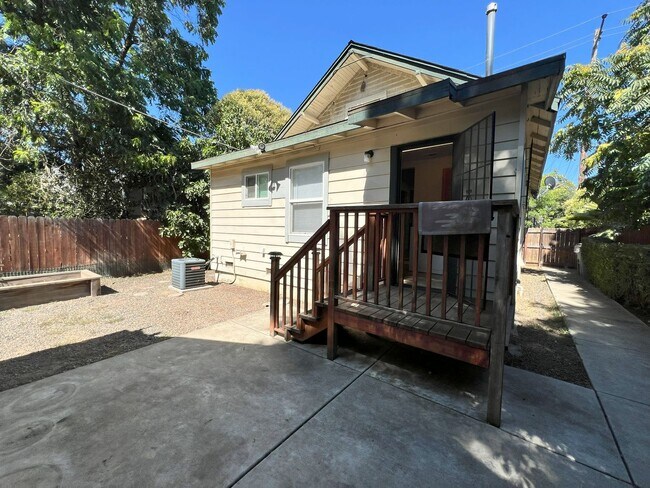 Building Photo - Beautiful 3 bedroom, 1 bathroom home locat...