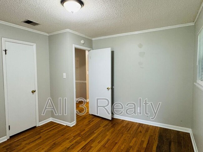 Building Photo - 1619 Yancey Ave