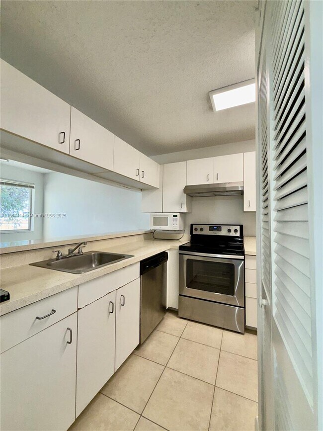 Building Photo - 13204 Glenmoor Dr