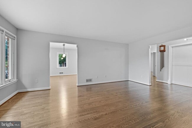 Building Photo - 6251 Lakeview Dr