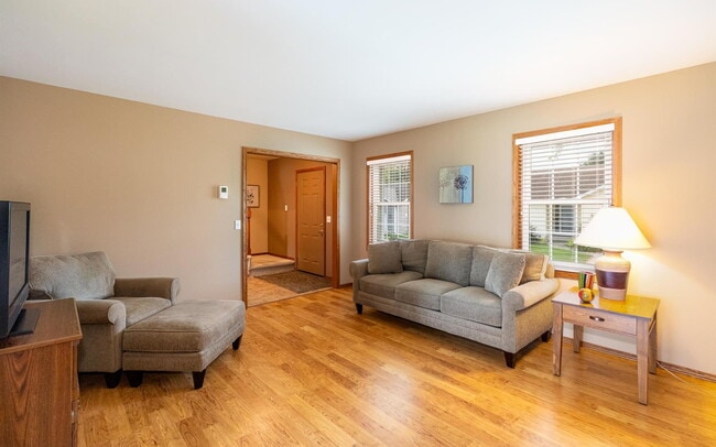 Building Photo - 878 Sky Ridge Dr