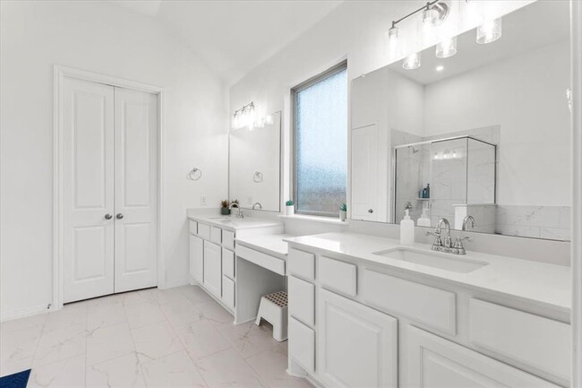 Building Photo - 216 Hollister Dr