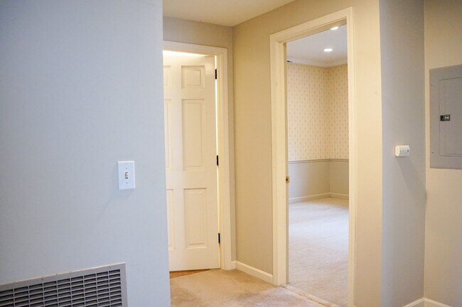 Building Photo - Spacious Nob Hill Historic Property with a...