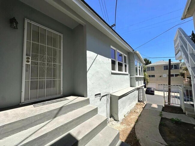 Building Photo - 1556 S Beverly Glen Blvd