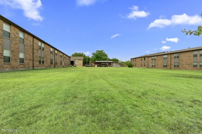 Building Photo - 3 br, 1.5 bath Apartment - Cleburne Plaza C