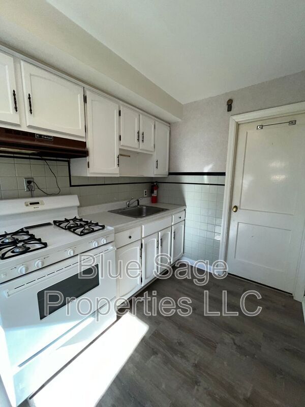 Building Photo - 202 Davis Ave