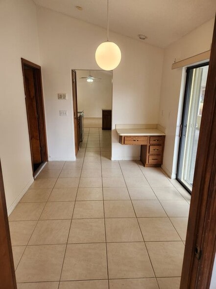 Building Photo - 818-817 7 Gables Cir SE