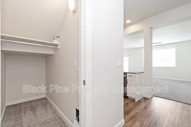 Building Photo - 3098 N Lochness Ave