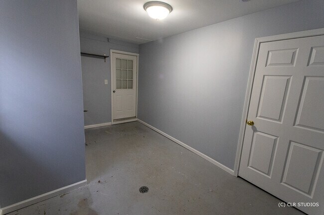 Building Photo - 4300 Maple Ave