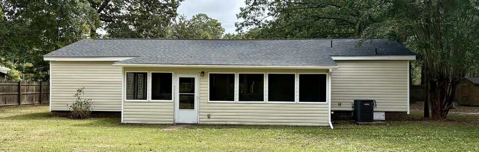 Building Photo - 1665 Rim Rd